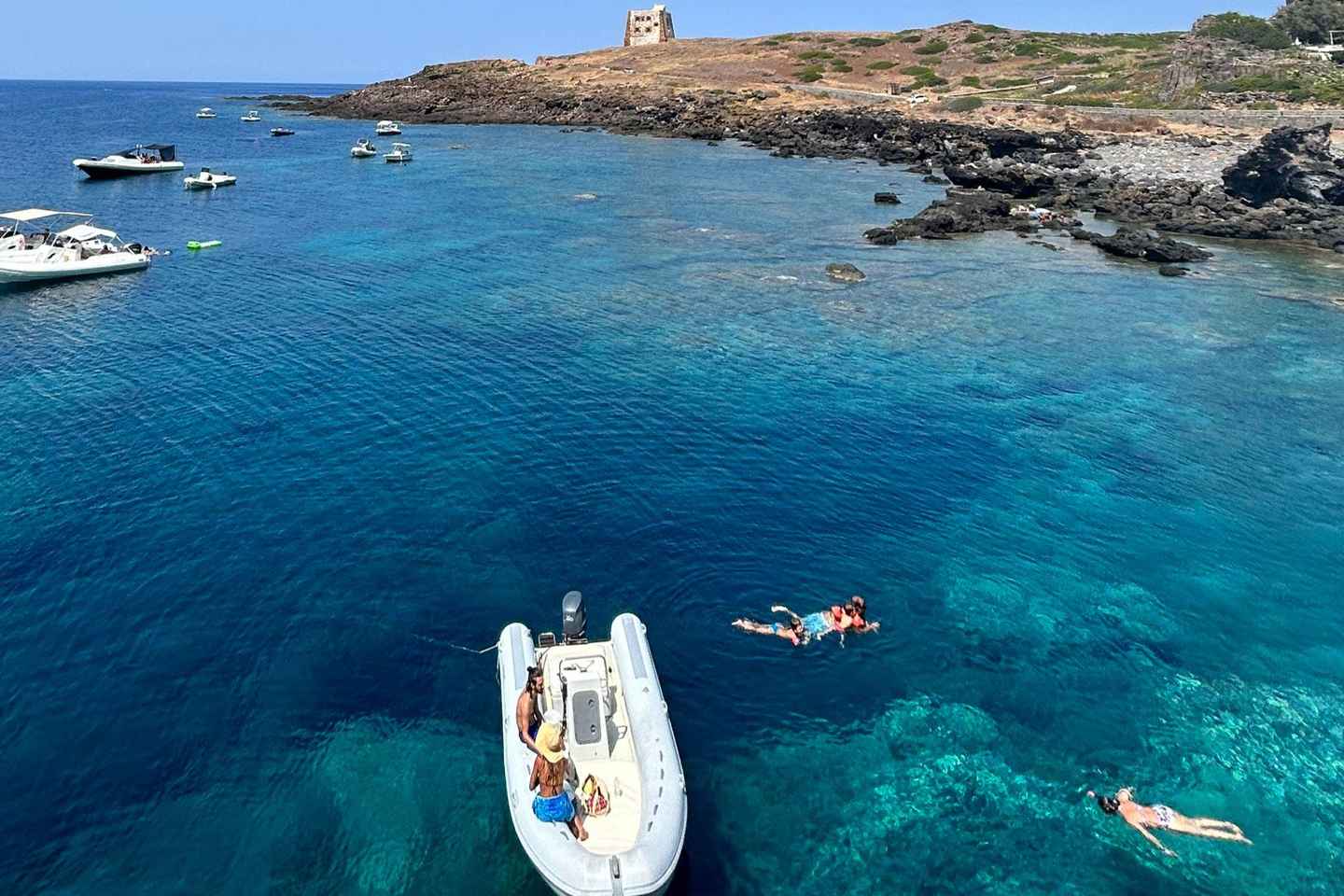 Boat Tour: Island hopping by dinghy with cave visits and snorkeling