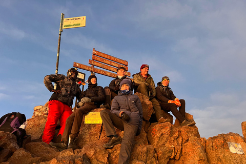 内罗毕：肯尼亚山五日徒步之旅（含餐饮及向导）内罗毕：5 天肯尼亚山徒步旅行（含餐饮和向导