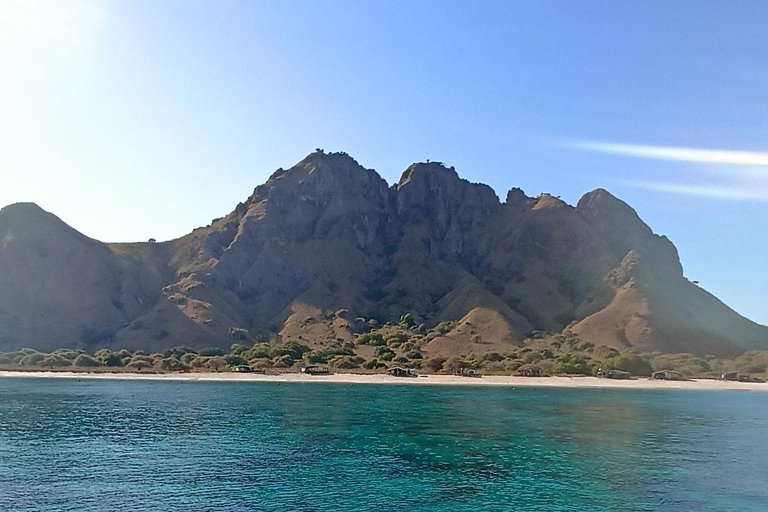 Labuan Bajo: Excursão de um dia a Komodo e mergulho com snorkel