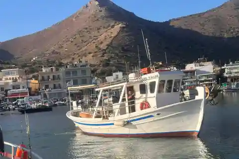 Crete: Boat Cruise with Fishing, Swimming, Lunch, and Drinks