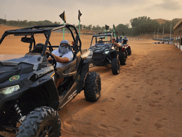 Dubai: Private Wüstenbuggy Tour, Kamelritt &amp; Sandboarding