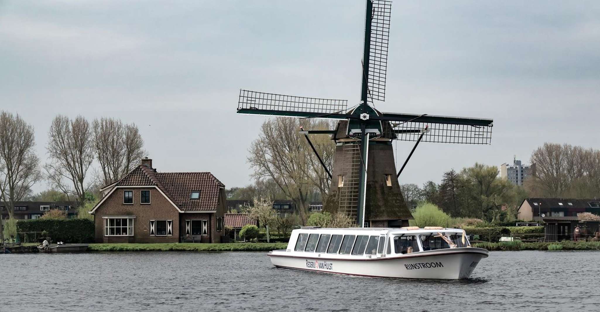 Amsterdam: Tour to Keukenhof Gardens with Windmill Cruise photo 10