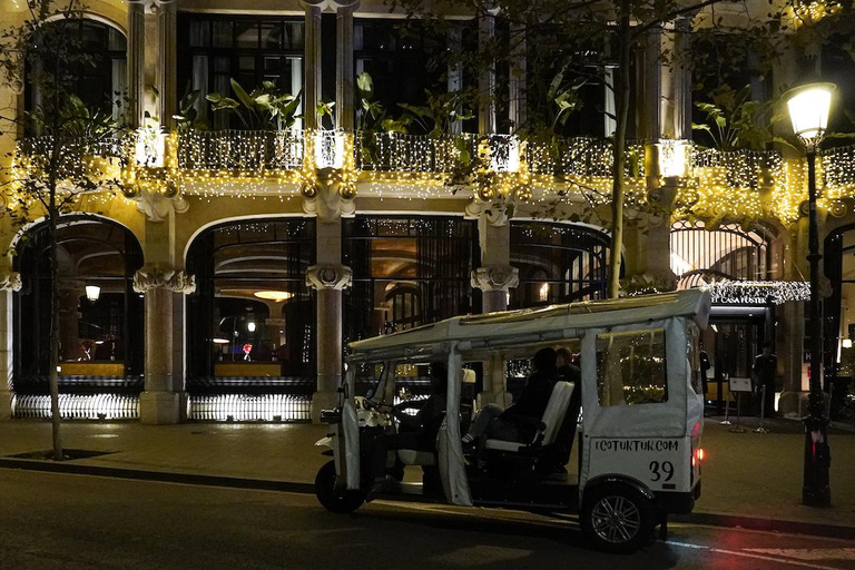 Barcelona: Private Christmas Lights Tour by Eco Tuk Tuk Barcelona: Christmas Lights Tour by Private Eco Tuk Tuk
