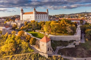 Von Wien aus: Halbtagestour mit Führung nach Bratislava und in die Landschaft