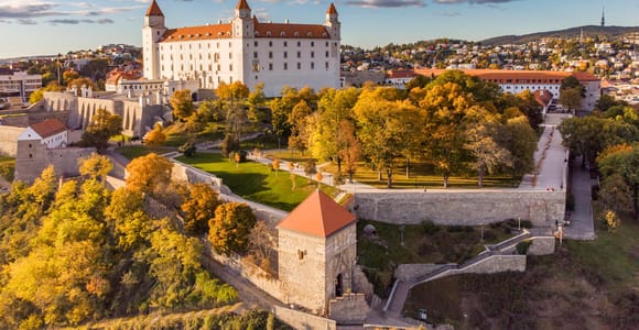 Von Wien aus: Halbtagestour mit Führung nach Bratislava und in die Landschaft