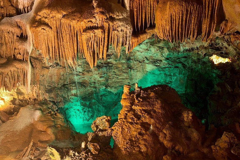 Lissabon: Dinosaurier-Fußabdrücke, Höhlen und Óbidos-TourTour für kleine Gruppen: Dinosaurierfußabdrücke, Höhlen und Óbidos