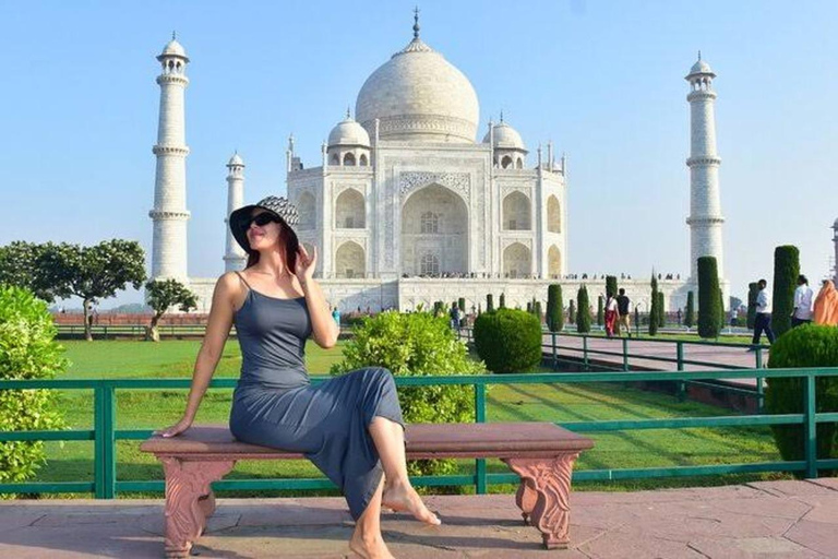 Z Delhi: Wschód słońca w Taj Mahal i 1-dniowa wycieczka z transferamiKlimatyzowany samochód, kierowca, przewodnik i bilety do zabytków