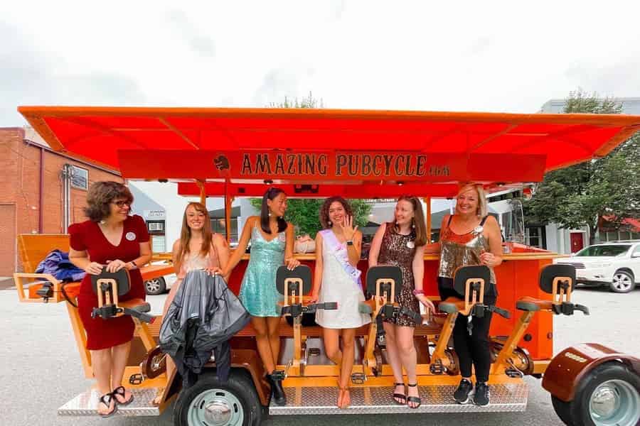 Asheville: Kneipentour mit dem Pubcycle für Junggesell(inn)en-Abschiede. Foto: GetYourGuide Asheville: Kneipentour mit dem Pubcycle für Junggesell(inn)en-Abschiede. Foto: GetYourGuide