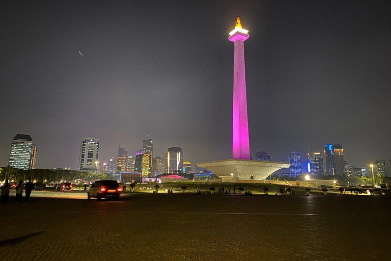 Nachttour door Jakarta: begeleide sightseeing- en streetfoodtourNachttour door Jakarta: bezienswaardigheden bekijken en lokale gerechten proberen