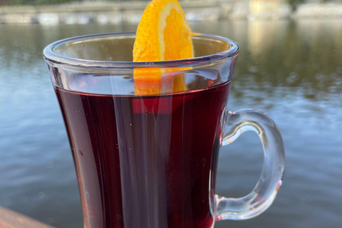 Praga: Passeio de barco no Advento com doces e bebidas quentes