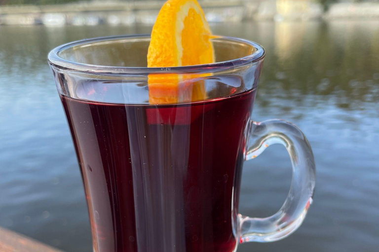 Praga: Passeio de barco no Advento com doces e bebidas quentes