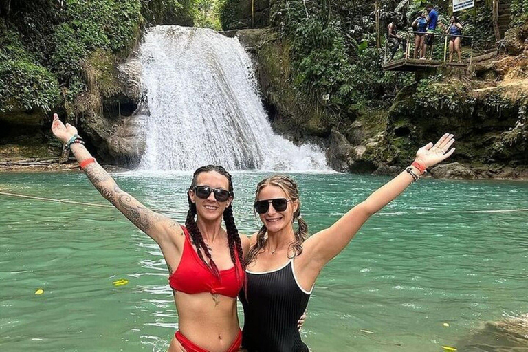 Montego Bay : Visite privée à cheval et visite du trou bleuRandonnée à cheval, baignade et trou bleu à partir de Montego Bay (privé)