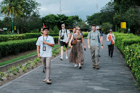 Yogyakarta : L&#039;ascension de Borobudur et la randonnée dans les rizières de Selogriyo