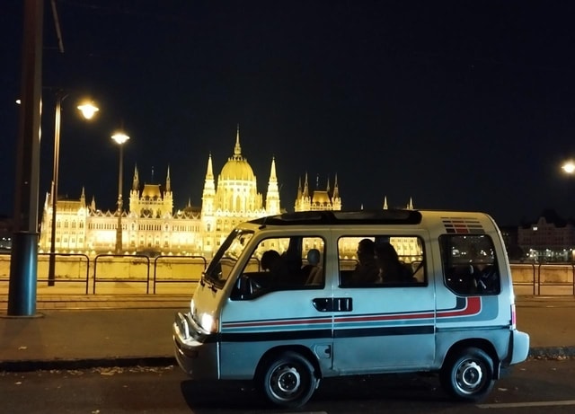 Budapest: Night Lights Tour & Moon Gazing in a Retro Minibus