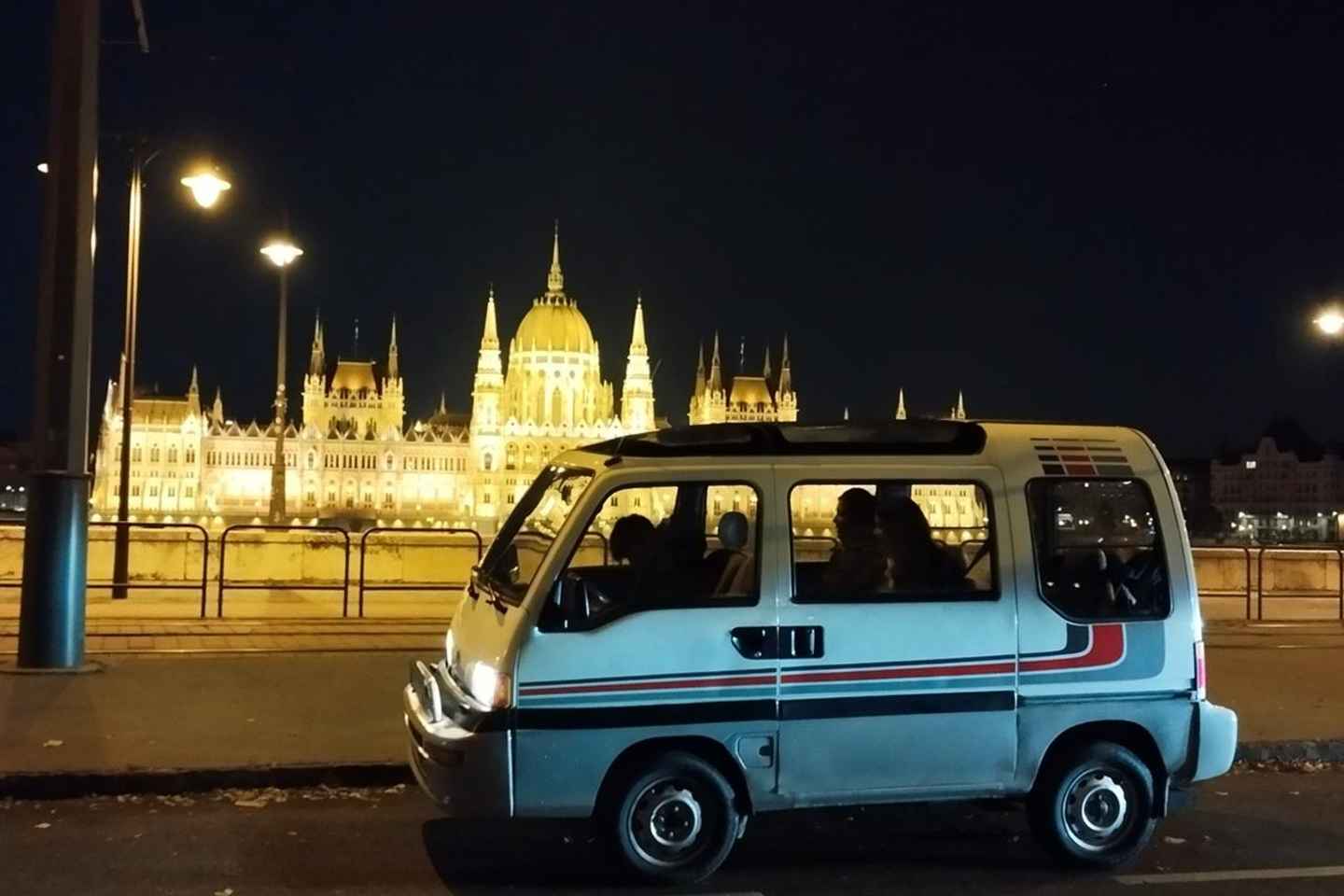 Budapest: Night Lights Tour & Moon Gazing in a Retro Minibus