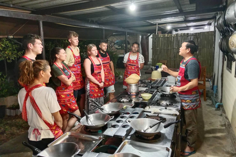 Krabi : Corso di cucina thailandese autentica con tour del mercato