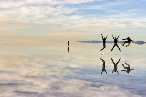 Uyuni: Salar de Uyuni 4x4 Tour with Hot Springs