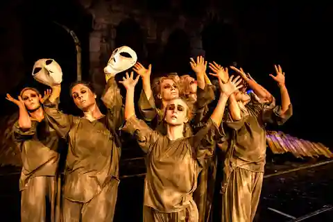 Athene: Theatrale voorstelling "Zes vrouwen in de Griekse tragedie".