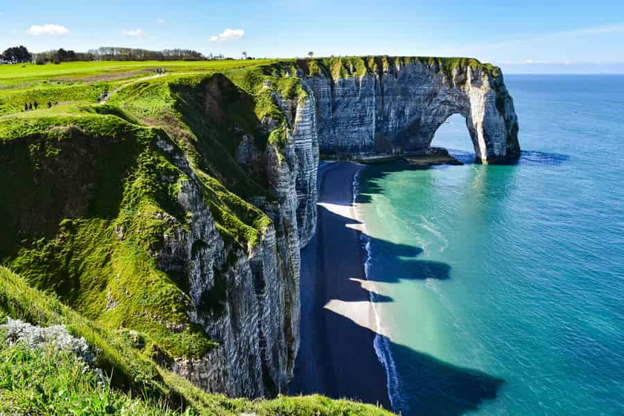 Ab Paris: Tagestour zu den Klippen von Étretat und zum Hafen von Honfleur. Foto: GetYourGuide