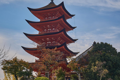 Prywatna wycieczka z przewodnikiem po Hiroszimie i wyspie MiyajimaHiroszima i wyspa Miyajima - prywatna wycieczka grupowa z przewodnikiem