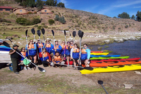 Puno : expérience de kayak sur l'île flottante d'Uros au lac Titicaca