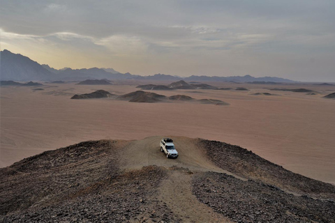 Jeep-Safari-Abenteuer mit Kamelritt, Abendessen und ShowAbholung vom Hotel in Hurghada