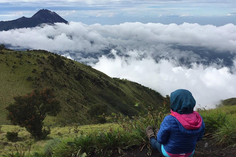 Circuit de 2 jours à Borobudur avec camping et randonnée à MerbabuCircuit de 2 jours à Borobudur avec camping et randonnée au Merbabu
