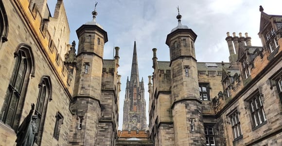 Edinburgh: Old Town Guided Tour with Published Historian