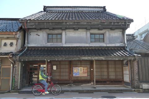 Takaoka: Mama-chari bike tour with Guide