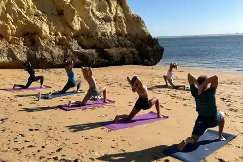 Yoga aan zee op het Batata strand in Lagos