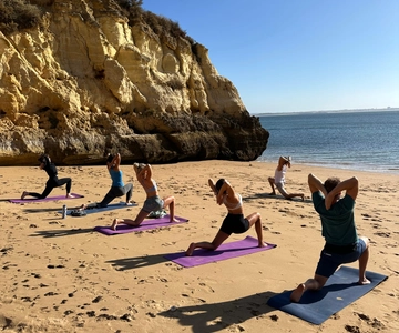 Yoga in riva all'oceano sulla spiaggia di Batata a Lagos