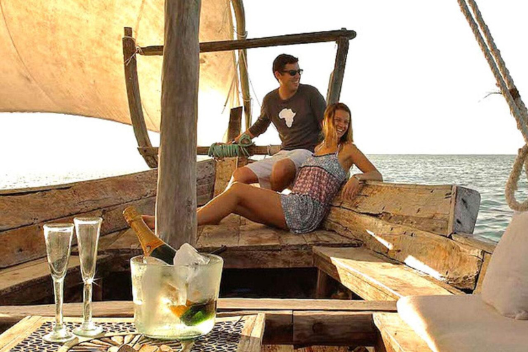 桑给巴尔：监狱岛、石头城和日落阿拉伯独桅帆船巡航在此选项中，从石头城接人