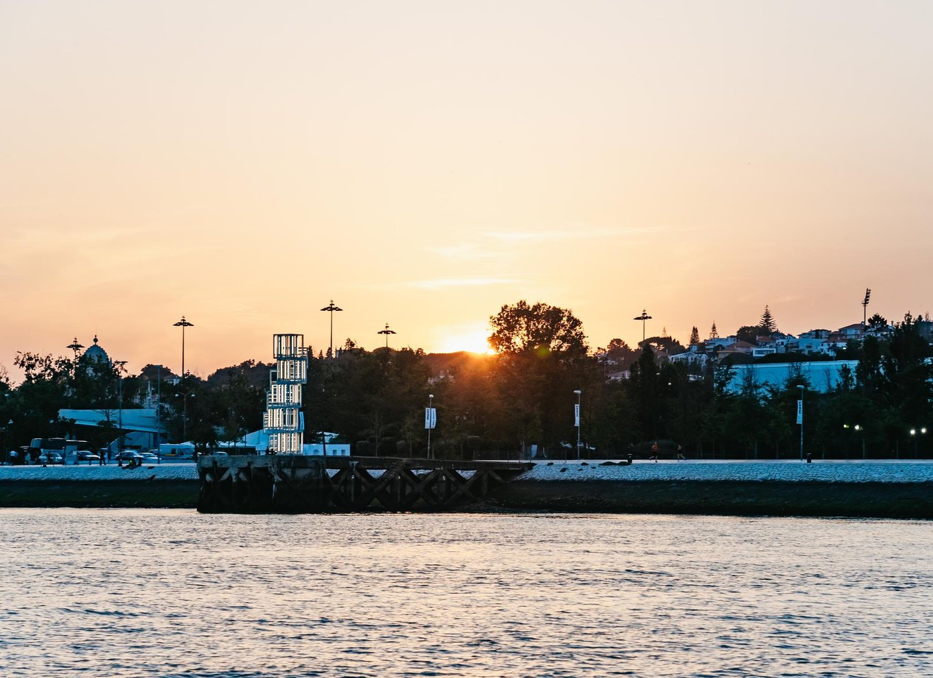 Lissabon: Dag/Solnedgang/Aften byrundvisning med sejlbåd og drink