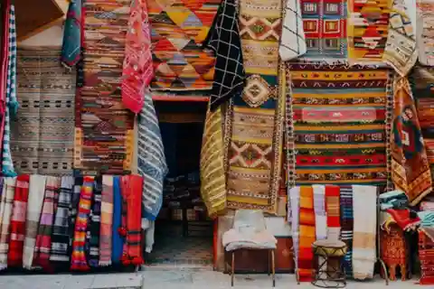 Vibrant Voyages: Explore os coloridos Souks de Casablanca!