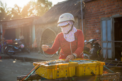 Halvdag med fiskby och berömd Vietnam-sampanPrivat tur