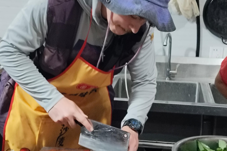 Chongqing: Cooking class, Face-Changing Show & Skyline Views Private Tour