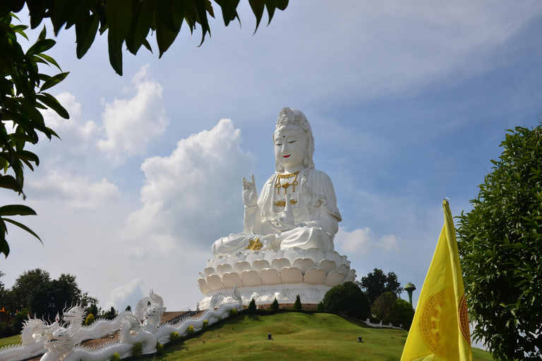 From Chiang Mai: Chiang Rai's Temples and Golden Triangle White Temple, Blue Temple, Wat Phra Keaw and Golden Triangle