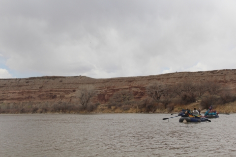 Moab: Excursión familiar de medio día en balsa por el río ColoradoExcursión diaria de medio día a Moab