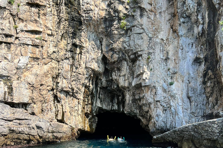 Capri: Secret Corners Boat Tour with Local Skipper