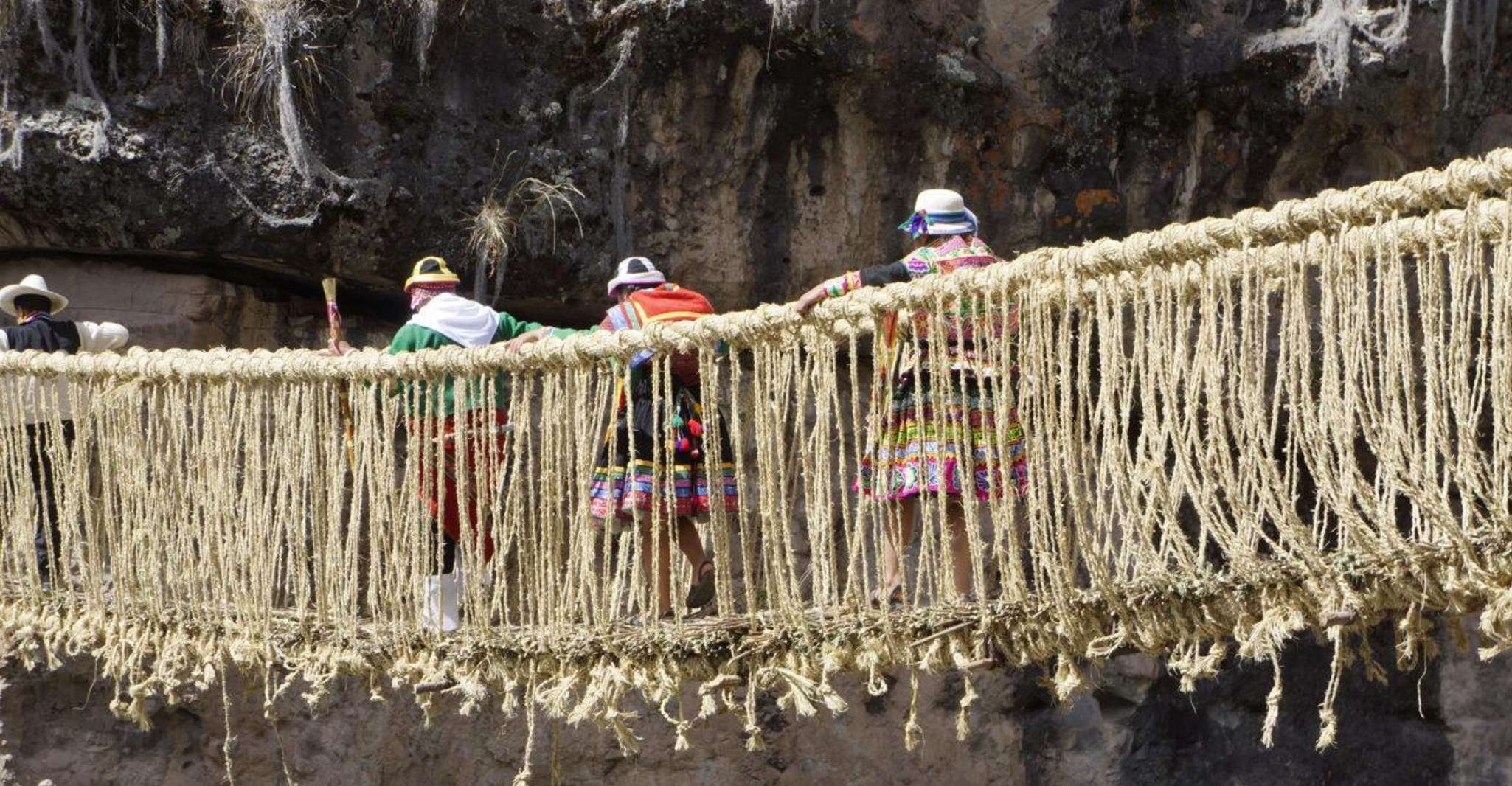 Queswachaka , Tour Inca bridge - Housity