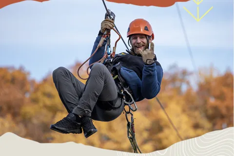 Desde Montreal: Treetop Trek, tirolinas + playa o cascada.