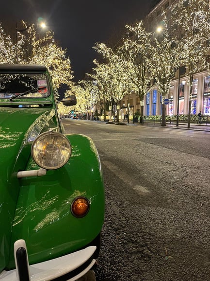 Paris: Tur privat cu lumini de Crăciun cu Citroën 2CV