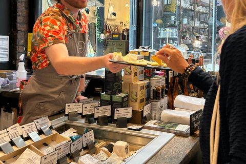 كارديف: جولة طعام نكهات المدينة مع مرشد سياحي تتضمن 8 تجارب تذوقكارديف: جولة طعام نكهات المدينة مع م