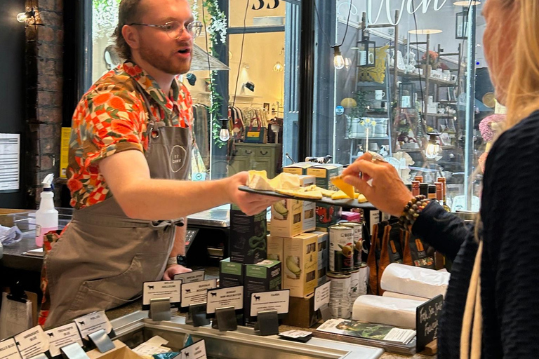 كارديف: جولة طعام نكهات المدينة مع مرشد سياحي تتضمن 8 تجارب تذوقكارديف: جولة طعام نكهات المدينة مع م