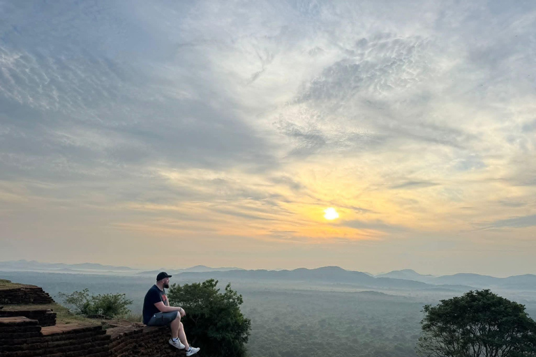 Colombo/Negambo: Sigiriya Rock & Dambulla CaveTemple DayTour