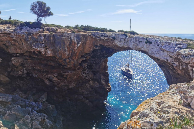 Portocolom: Half-Day Sailing Trip with Tapas and Open Bar