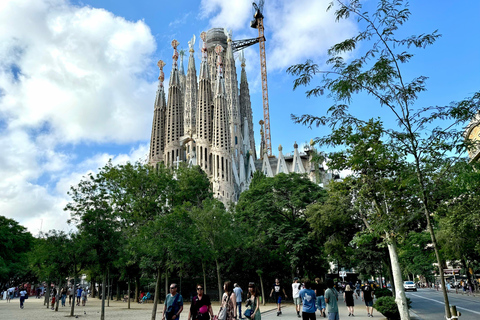 Barcelona: Sagrada Familia po południu w małej grupieBarcelona: Sagrada Familia omiń kolejkę w małej grupie