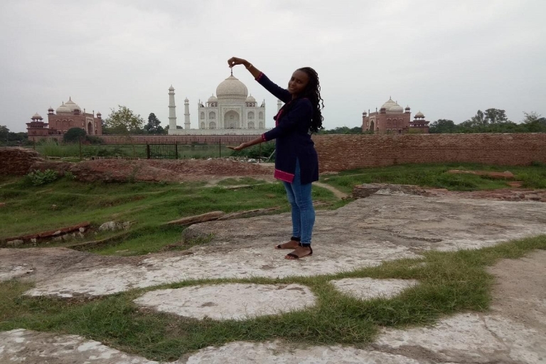 Delhi : Visite privée en voiture du Taj Mahal et du fort d'Agra au lever du soleilVisite guidée avec petit-déjeuner, déjeuner, billets d'entrée aux monuments, voiture et guide.