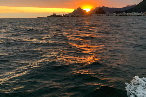 Rio de Janeiro : Tour en bateau au coucher du soleil avec toast Heineken