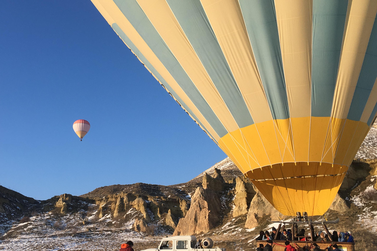 Voo de balão de ar quente na Capadócia ao nascer do sol em Fairychimneys